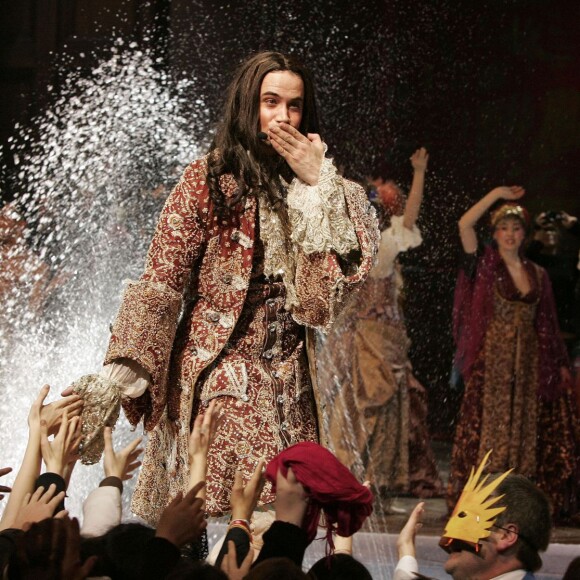 Emmanuel Moire durant la dernière représentation de la comédie spectacle "Le Roi Soleil" au Palais des Sports à Paris, le 8 janvier 2006.