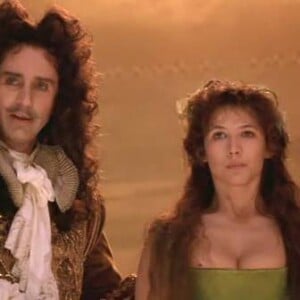 Thierry Lhermitte en Louis XIV au côté de Sophie Marceau dans "Marquise" de Véra Belmont, 1997.