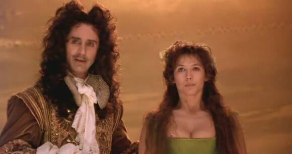 Thierry Lhermitte en Louis XIV au côté de Sophie Marceau dans "Marquise" de Véra Belmont, 1997.