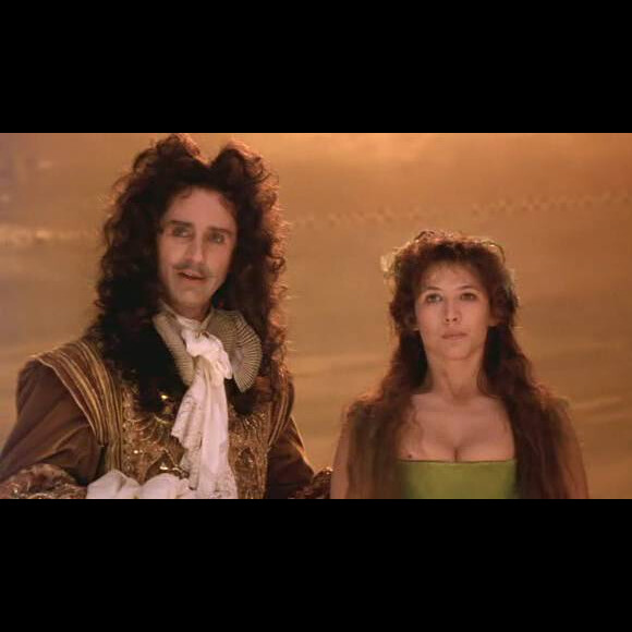 Thierry Lhermitte en Louis XIV au côté de Sophie Marceau dans "Marquise" de Véra Belmont, 1997.