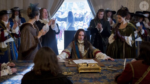 George Blagden en Louis XIV dans la série "Versailles", en novembre 2015 sur Canal+.