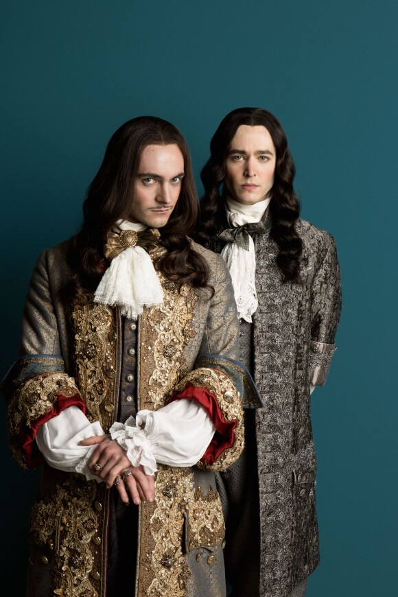 George Blagden en Louis XIV et Alexander Vlahos en Monsieur dans la série "Versailles", en novembre 2015 sur Canal+.