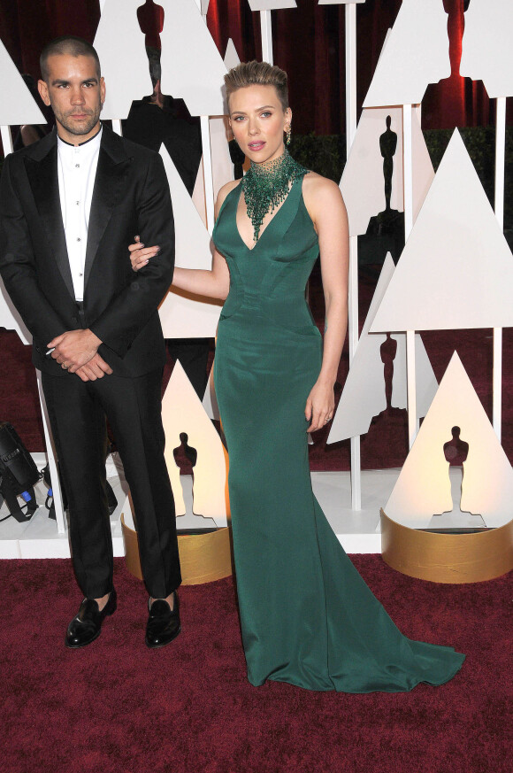 Scarlett Johansson et son mari Romain Dauriac à la 87e cérémonie des Oscars à Hollywood, le 22 février 2015.