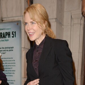 Nicole Kidman sort du théâtre à Londres, où elle joue dans la pièce "Photograph 51" le 12 novembre 2015.