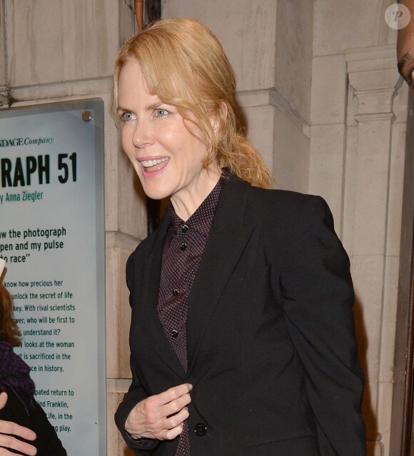 Nicole Kidman sort du théâtre à Londres, où elle joue dans la pièce "Photograph 51" le 12 novembre 2015.
