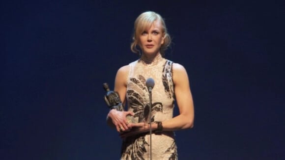 Nicole Kidman rend hommage à son père décédé il y a an, lors des London Evening Standard Theatre Awards le 22 novembre 2015.