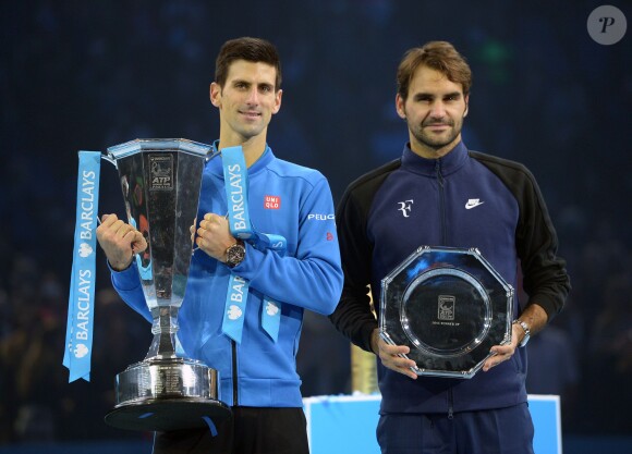 Novak Djokovic et Roger Federer à l'issue de la finale du Masters de Londres à l'O2 Arena le 22 novembre 2015