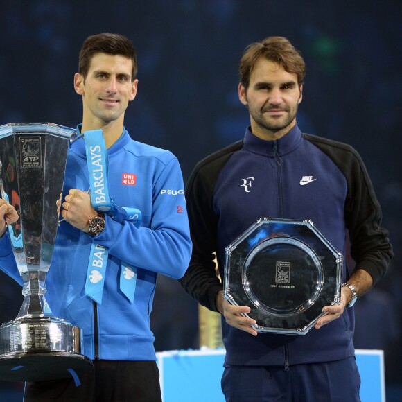 Novak Djokovic et Roger Federer à l'issue de la finale du Masters de Londres à l'O2 Arena le 22 novembre 2015