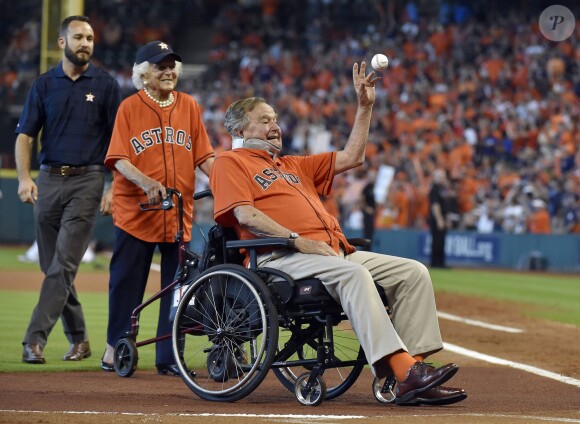Barbara Bush et l'ancien président George H.W. Bush avant la rencontre de playoff entre les Astros de Houston et les Kansas City Royals le 11 octobre 2015 au Minute Maid Park de Houston