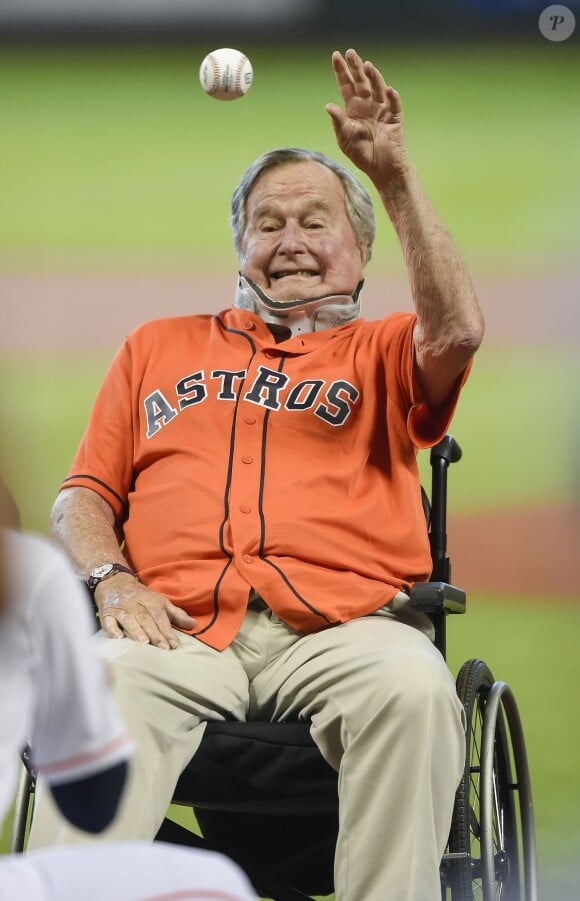 George H.W. Bush avant la rencontre de playoff entre les Astros de Houston et les Kansas City Royals le 11 octobre 2015 au Minute Maid Park de Houston