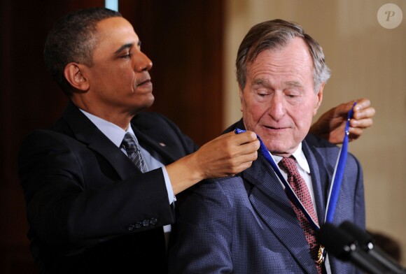 Barack Obama et George H.W. Bush le 15 février 2011 à la Maison Blanche à Washington