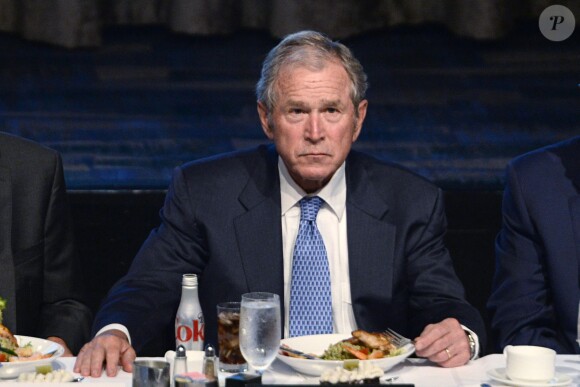 George W. Bush après avoir reçu la récompense du meilleur père de l'année lors des 74e "Father of the Year Awards" au Hilton Hotel de New York, le 18 juin 2015