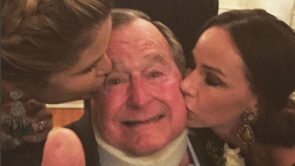 George W.H. Bush : Un baiser des jumelles Bush, le sourire retrouvé à 91 ans