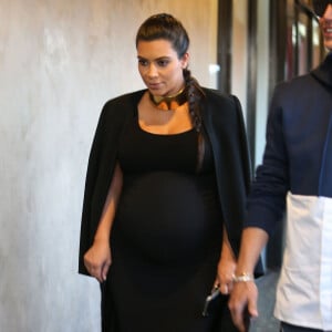 Kim Kardashian enceinte est allée diner au restaurant ‘Chin Chin' avec son ami Jonathan Cheban à Studio City, le 9 novembre 2015