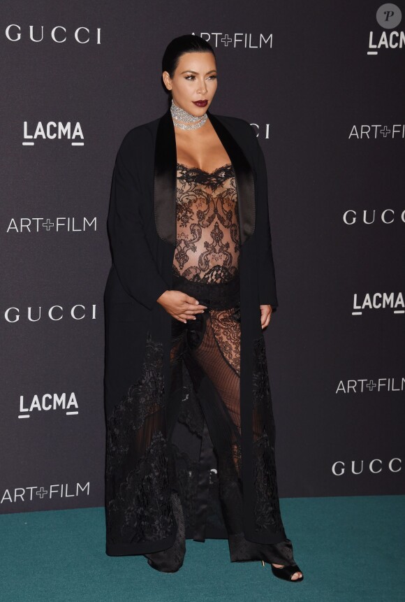 Kim Kardashian, enceinte lors du Gala "The LACMA 2015 Art+Film" en l'honneur de James Turrell et Alejandro Inarritu à Los Angeles, le 7 novembre 2015