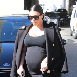 Kim Kardashian enceinte est allée déjeuner au restaurant ‘Nate'n Al Delicatessen' à Beverly Hills, le 5 novembre 2015