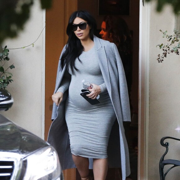 Kim Kardashian enceinte - La famille Kardashian en pleine tournage de leur émission de télé réalité à Woodland Hills, le 30 novembre 2015