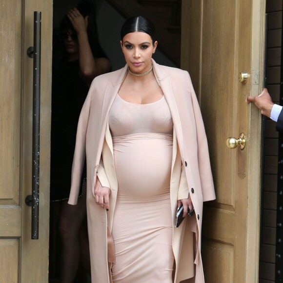 Kim Kardashian enceinte - La famille Kardashian fête l'anniversaire de Caitlyn Jenner au restaurant ‘Villa’ à Woodland Hills, le 27 octobre 2015