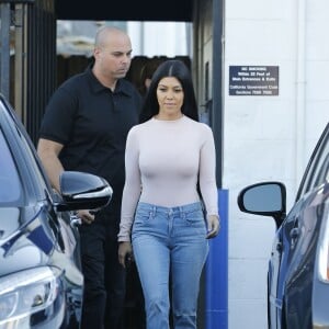 Kourtney Kardashian à la sortie d'un immeuble à Los Angeles, le 13 novembre 2015