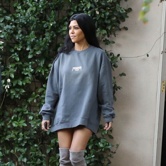 Kourtney Kardashian - La famille Kardashian en pleine tournage de leur émission de télé réalité à Woodland Hills, le 30 novembre 2015