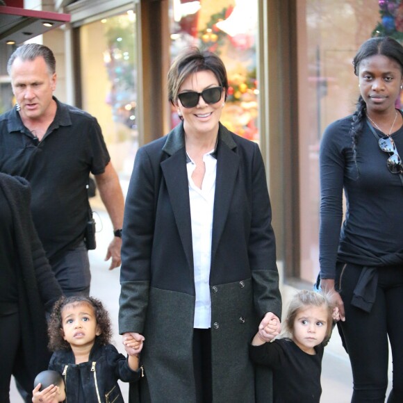 Kris Jenner se promène avec ses deux petites-filles, North West et Penelope Disick, dans les rues de Los Angeles. Le 23 novembre 2015