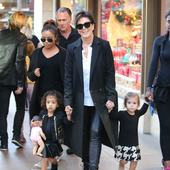Kris Jenner se promène avec ses deux petites-filles, North West et Penelope Disick, dans les rues de Los Angeles. Le 23 novembre 2015
