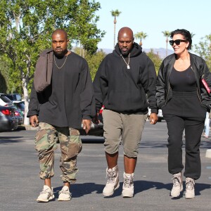 Exclusif - Kris Jenner et son compagnon Corey Gamble se baladent avec Kanye West à Calabasas le 7 novembre 2015. Au lendemain de l'anniversaire des 60 ans de Kris.