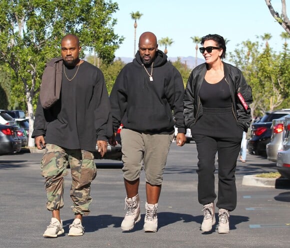 Exclusif - Kris Jenner et son compagnon Corey Gamble se baladent avec Kanye West à Calabasas le 7 novembre 2015. Au lendemain de l'anniversaire des 60 ans de Kris.