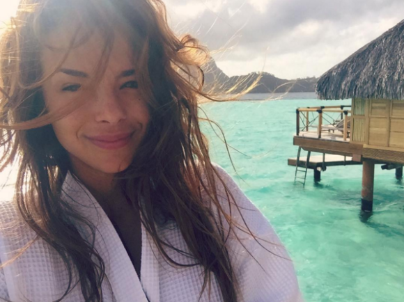 Marine Lorphelin passe des jours de rêve à Tahiti. Novembre 2015. La jolie Miss se dévoile ici sans maquillage.