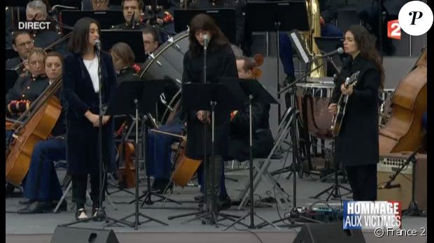 Nolwenn Leroy, Yael Naim et Camélia Jordana chantent &quot;Quand on a que l&#039;amour&quot; de Jacques Brel, puis Natalie Dessay interprète une chanson de Barbara. Cérémonie d&#039;hommage aux victimes des attentats de Paris,  Cour d&#039;Honneur de l&#039;Hôtel national des Invalides le 27 novembre 2015.  