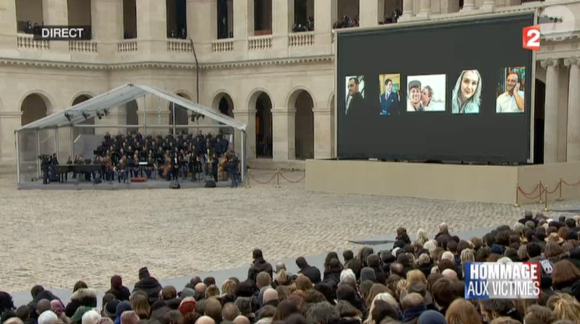 Hommage aux victimes des attentats de Paris, Cour d'Honneur de l'Hôtel national des Invalides le 27 novembre 2015.