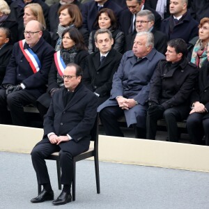 Jean-Yves Le Drian, Christiane Taubira, Didier Paillard (maires de Saint-Denis), Anne Hidalgo, Nicolas Sarkozy, Gérard Larcher, Manuel Valls, Claude Bartolone et François Hollande - Hommage aux victimes des attentats de Paris, Cour d'Honneur de l'Hôtel national des Invalides le 27 novembre 2015.