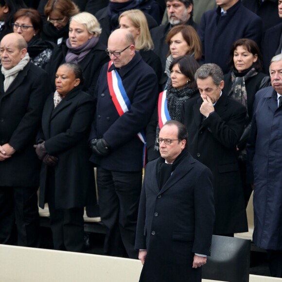 François Hollande, Jean-Yves Le Drian, Christiane Taubira, le maire de Saint-Denis Didier Paillard, la maire de Paris Anne Hidalgo, Nicolas Sarkozy, Gérard Larcher - Hommage national aux victimes des attentats de Paris, Cour d'Honneur de l'Hôtel national des Invalides le 27 novembre 2015.