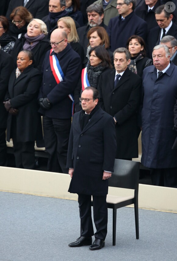 François Hollande, Jean-Yves Le Drian, Christiane Taubira, le maire de Saint-Denis Didier Paillard, la maire de Paris Anne Hidalgo, Nicolas Sarkozy, Gérard Larcher - Hommage national aux victimes des attentats de Paris, Cour d'Honneur de l'Hôtel national des Invalides le 27 novembre 2015.