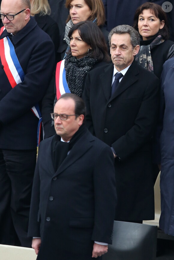François Hollande, le maire de Saint-Denis Didier Paillard, la maire de Paris Anne Hidalgo et Nicolas Sarkozy - Hommage national aux victimes des attentats de Paris, Cour d'Honneur de l'Hôtel national des Invalides le 27 novembre 2015.