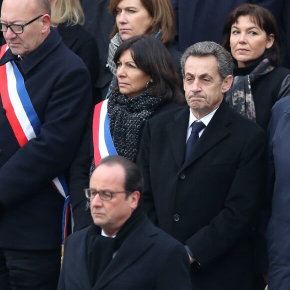 François Hollande, le maire de Saint-Denis Didier Paillard, la maire de Paris Anne Hidalgo et Nicolas Sarkozy - Hommage national aux victimes des attentats de Paris, Cour d'Honneur de l'Hôtel national des Invalides le 27 novembre 2015.