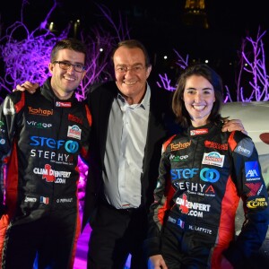 Jean-Pierre Pernaut et son fils Olivier Pernaut au côté de Margot Laffite lors de la présentation de la nouvelle voiture du prochain Trophée Andros de l'équipe à Paris le 26 novembre 2015, sur un bateau-mouche © Lionel Urman