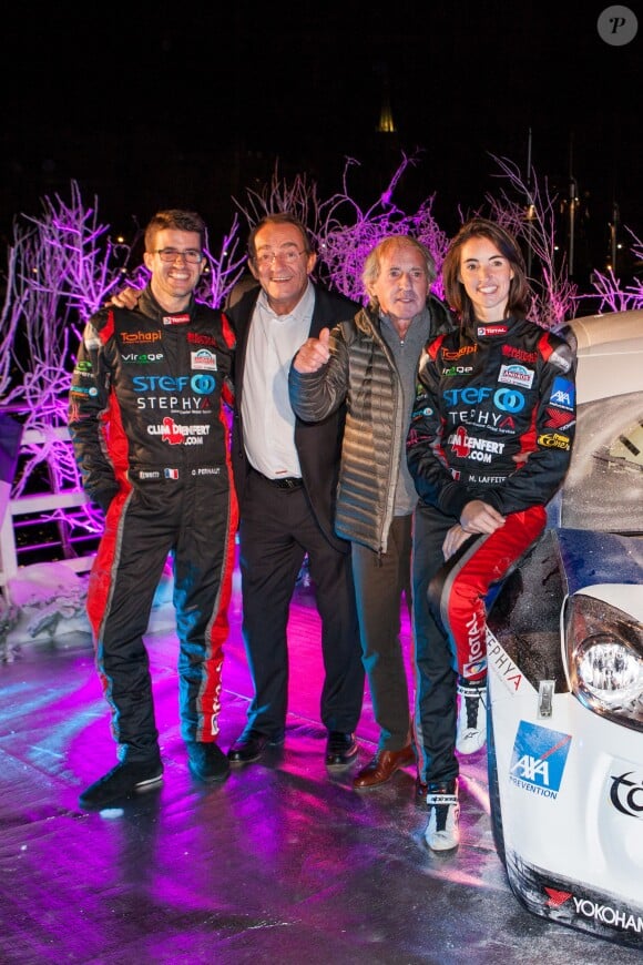 Olivier Pernaut, Jean-Pierre Pernaut, Jacques Laffite et Margot Laffite lors de la présentation de leur voiture pour le Trophée Andros à bord des Bateaux-Mouches à Paris, le 26 novembre 2015