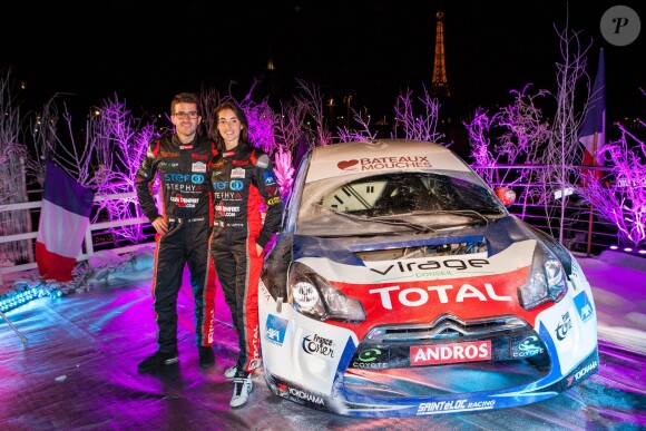 Olivier Pernaut et Margot Laffite lors de la présentation de leur voiture pour le Trophée Andros à bord des Bateaux-Mouches à Paris, le 26 novembre 2015