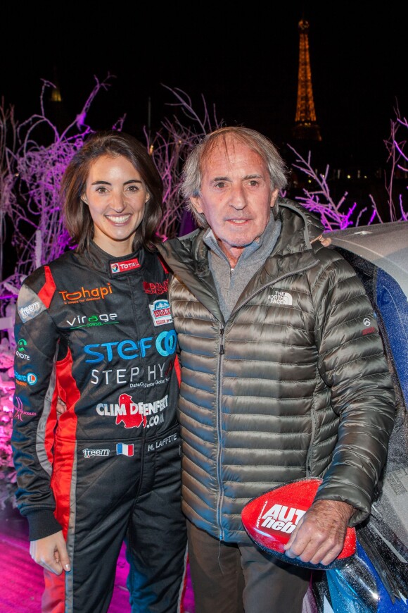 Margot Laffite avec son père Jacques Laffite lors de la présentation de sa voiture pour le Trophée Andros à bord des Bateaux-Mouches à Paris, le 26 novembre 2015