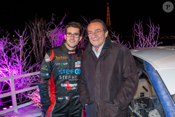 Olivier Pernaut et Jean-Pierre Pernaut lors de la présentation de leur voiture pour le Trophée Andros à bord des Bateaux-Mouches à Paris, le 26 novembre 2015