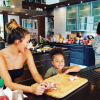Chrissy Teigen cuisine avec la fille d'une amie pour Thanksgiving / photo postée sur Instagram à la fin du mois de novembre 2015.