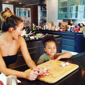 Chrissy Teigen cuisine avec la fille d'une amie pour Thanksgiving / photo postée sur Instagram à la fin du mois de novembre 2015.