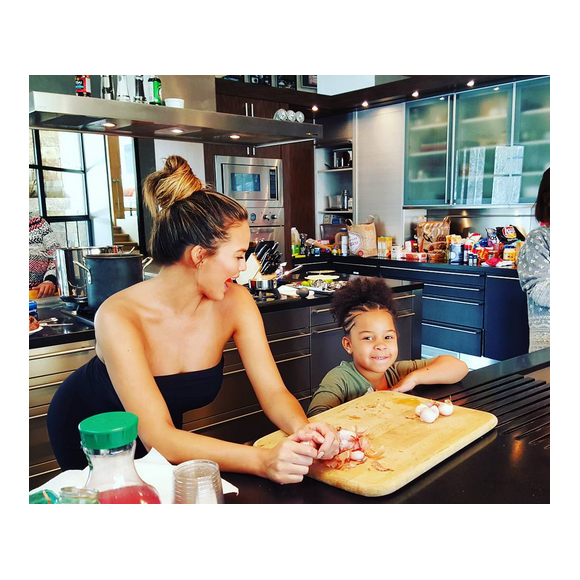 Chrissy Teigen cuisine avec la fille d'une amie pour Thanksgiving / photo postée sur Instagram à la fin du mois de novembre 2015.