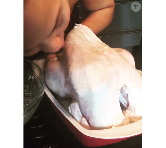 Chrissy Teigen fourre la dinde pour Thanksgiving / photo postée sur Instagram à la fin du mois de novembre 2015.
