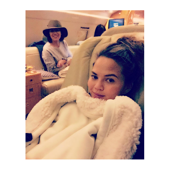 Chrissy Teigen le ventre plein au lendemain de Thanksgiving / photo postée sur Instagram à la fin du mois de novembre 2015.