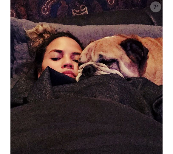 Chrissy Teigen et son chien se reposent après Thanksgiving / photo postée sur Instagram à la fin du mois de novembre 2015.