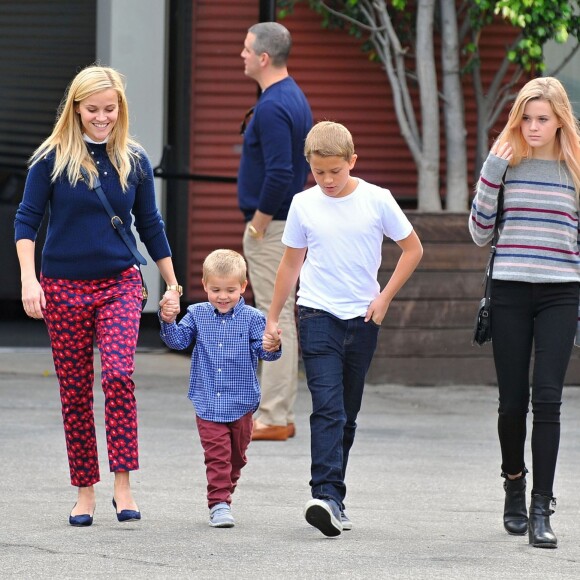 Exclusif - Reese Witherspoon, ses enfants Deacon et Ava, son mari Jim Toth et leur fils Tennessee se rendent à l'église à Santa Monica, le 15 novembre 2015.