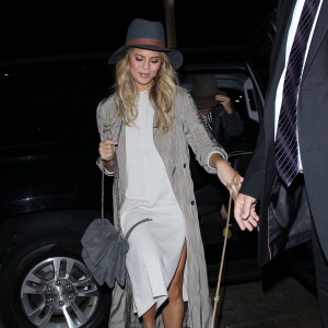 Chrissy Teigen (enceinte) arrive avec son chien à l'aéroport LAX de Los Angeles. Le 12 novembre 2015