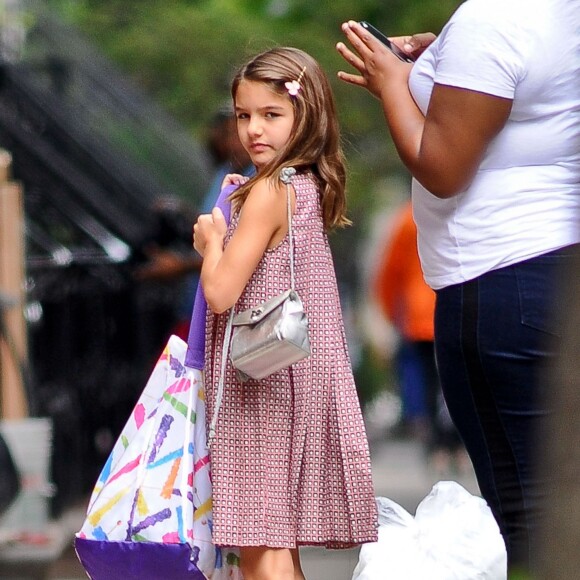 Suri Cruise, la fille de Tom Cruise et Katie Holmes, rentre à la maison après un rendez-vous avec ses amies à New York le 27 juillet 2015.